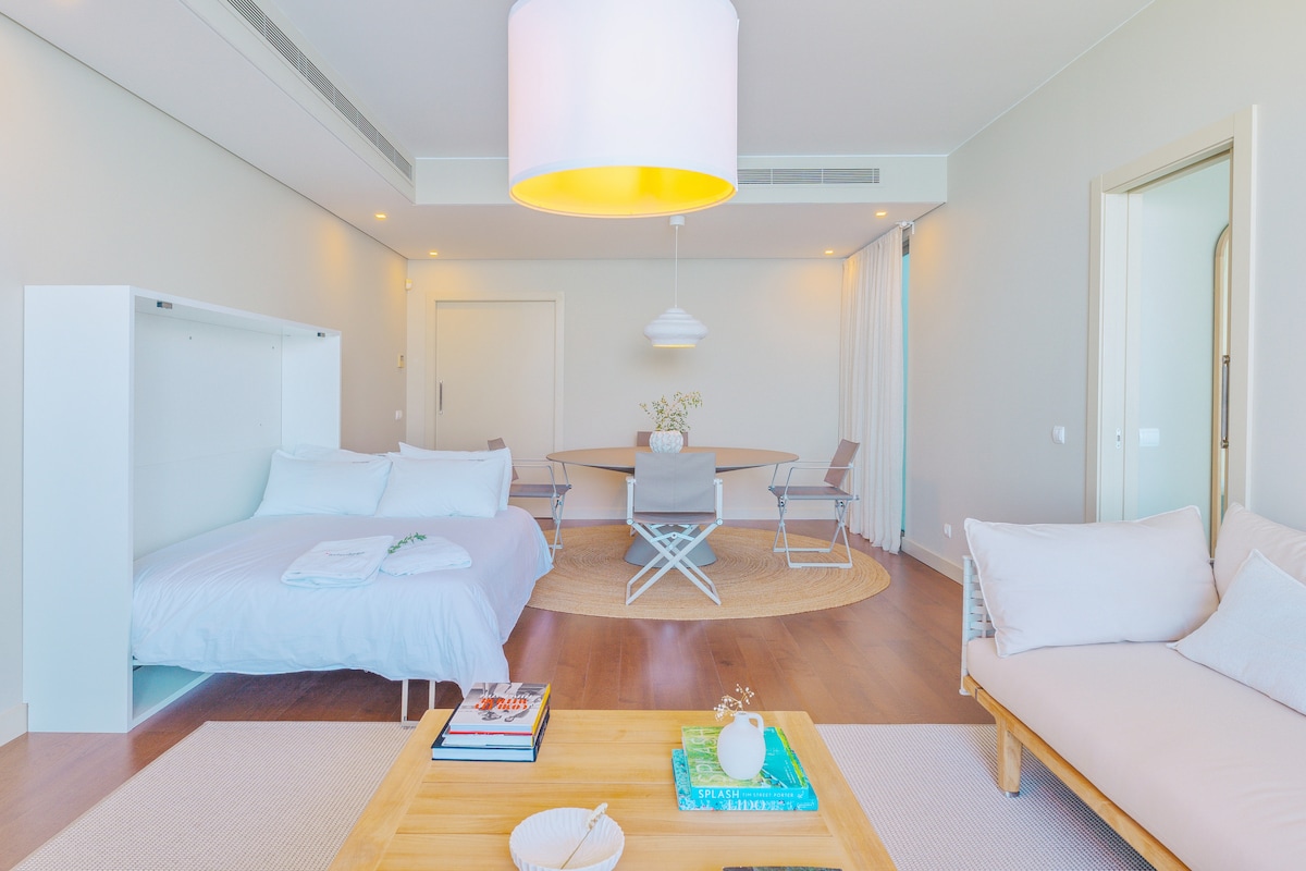 Përjeto mishërimin e funksionalitetit me krevatin tonë në mur me madhësi dopio "queen", duke ofruar një hapësirë gjumi të qetë pa sakrifikuar stilin