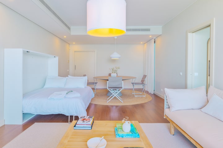 Experimenta el epítome de la funcionalidad con nuestra cama de pared tamaño queen, que ofrece un espacio tranquilo para dormir sin sacrificar el estilo