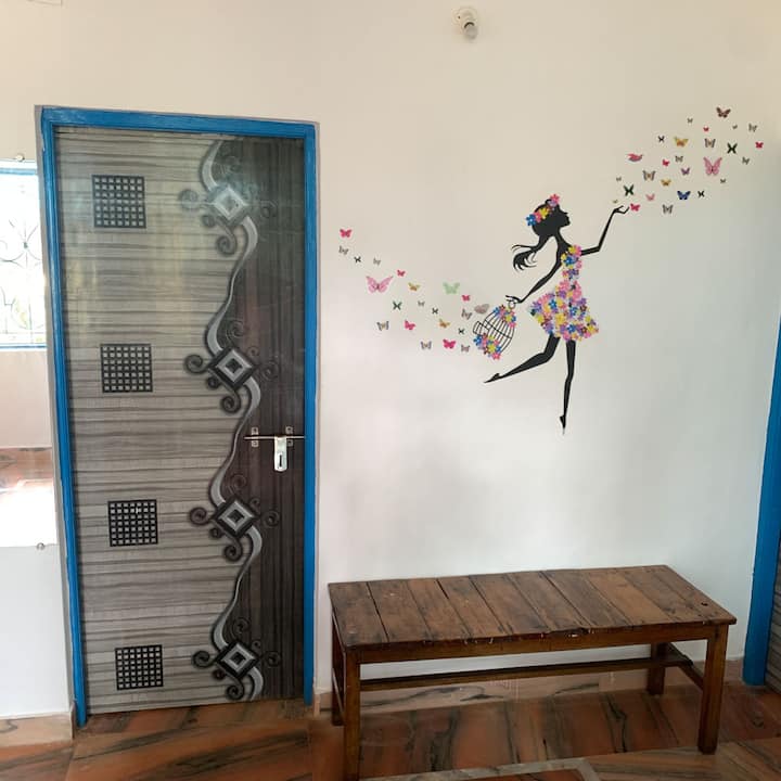 मॉन्टी के विला की पहली मंज़िल के बेडरूम का 1 दरवाज़ा