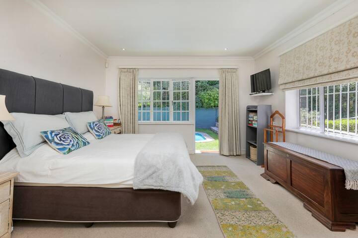 Private home & garden sanctuary gallery image 2