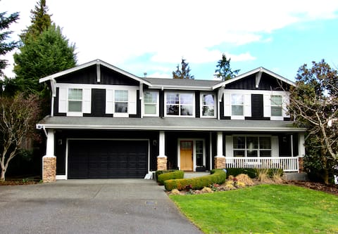 Downtown Bellevue, Large, Hot Tub, Fire Pit