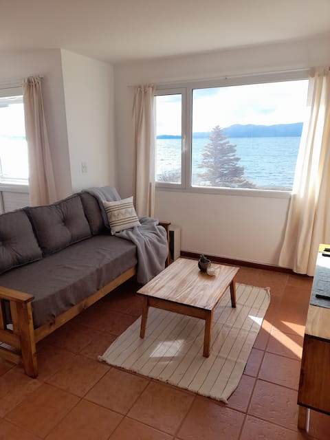 Anuncio de Airbnb popular: Lakefront apartment en Río Negro
