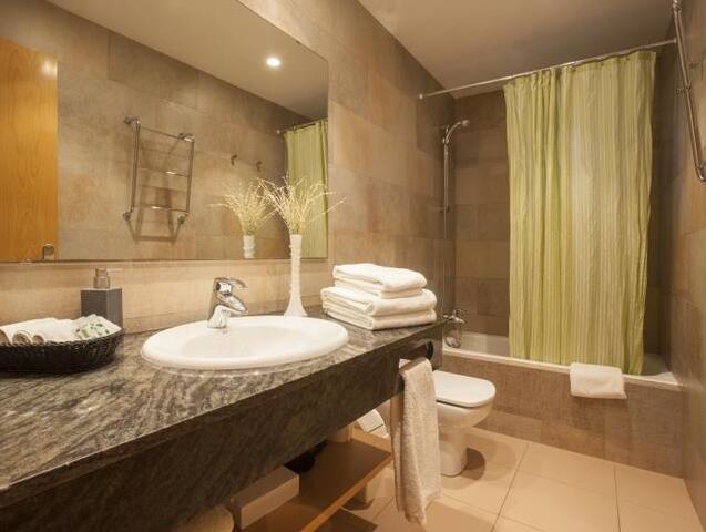 Great 3 bedroom apartment Sagrada Familia! gallery image 4