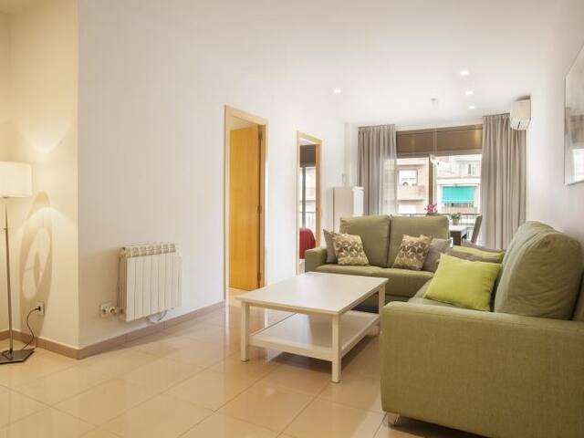 Great 3 bedroom apartment Sagrada Familia! gallery image 3