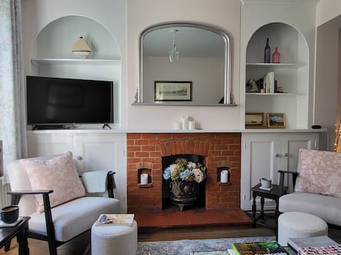 Top performing Airbnb: The Happy Cottage - Central Henley in Henley On Thames