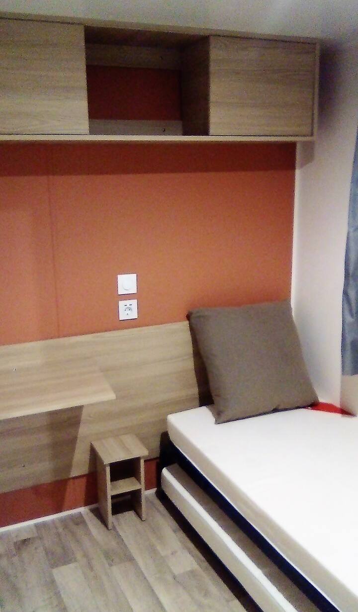 Vyumba vya kulala 2 na 3  vyenye vitanda 2 vya kuvuta vya sentimita 80