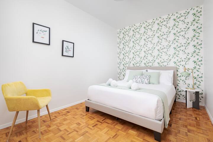 Charming 4 Bed Home + 2Parking gallery image 3