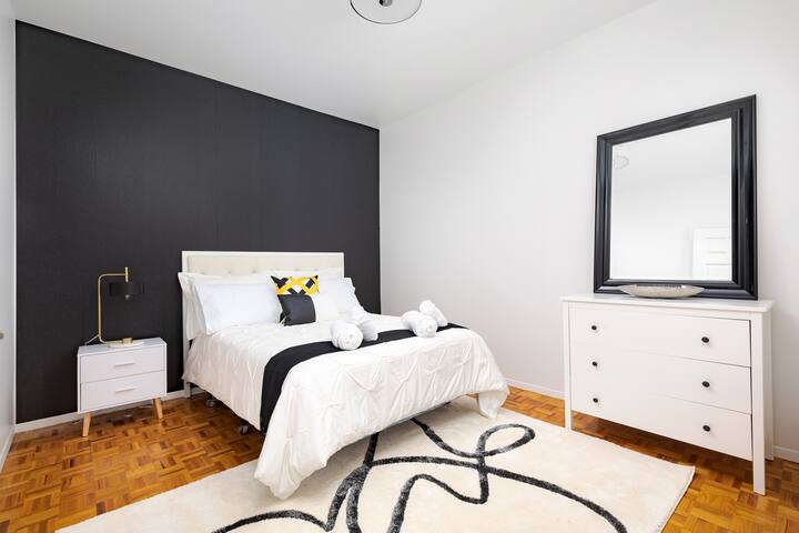 Charming 4 Bed Home + 2Parking gallery image 5