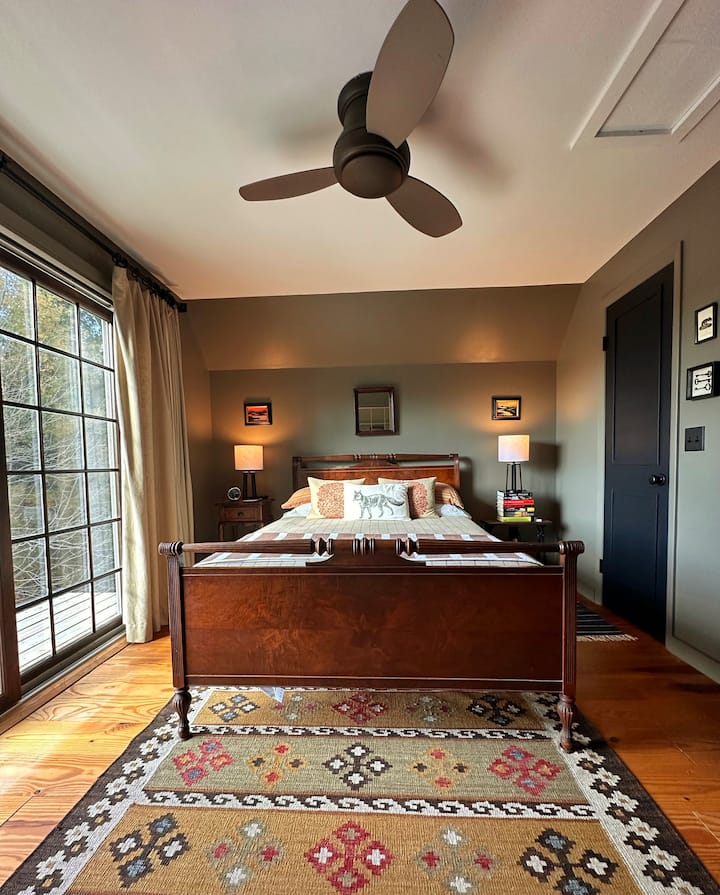 Chambre à l'étage avec balcon et vue sur l'étang. Lit double. Climatiseur de fenêtre pendant l'été.