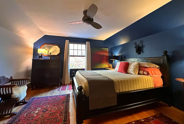 Chambre principale à l'étage avec vue sur le jardin. Lit queen size. Climatiseur de fenêtre pendant l'été. 