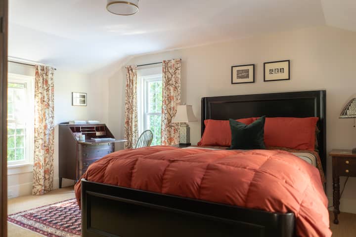 Chumba cha 2 cha kulala na kitanda na Katibu wa Queen.