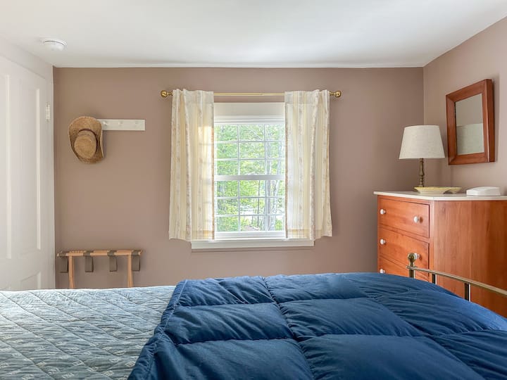 Chumba cha 3 cha kulala kina kitanda na kabati la kujipambia la Queen.