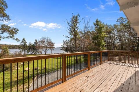 Charming Oceanfront Cottage in Port Mouton