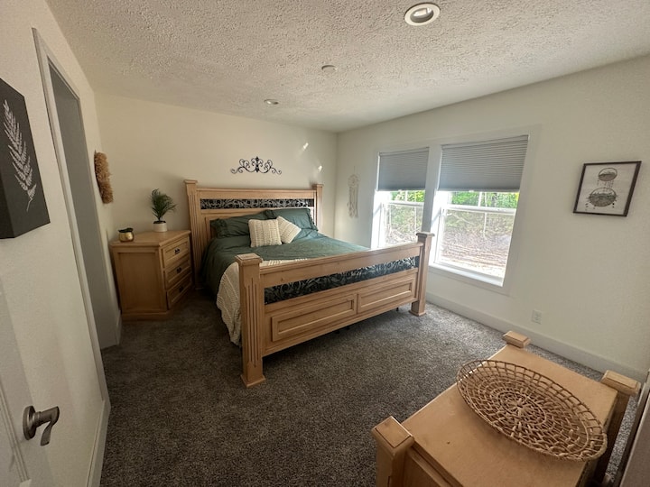 Dhoma kryesore e gjumit: Pushim i ndritshëm dhe i ajrosur me pamje të bukur, dekor ftues dhe orendi prej pelushi!