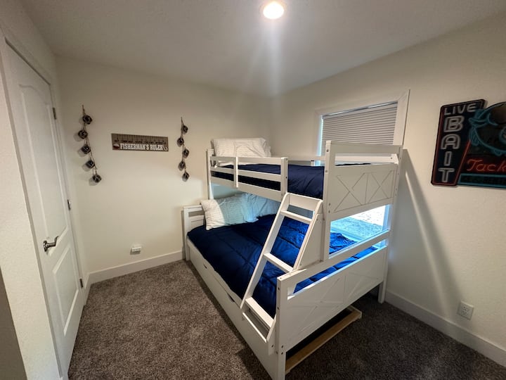 Dhoma e fjetjes: E përkryer për fëmijët dhe miqtë. Dekor detar dhe krevate të rehatshëm po presin aventurat e tua!