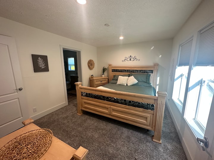 Dhoma kryesore e gjumit: Hapësirë e ndritshme me dekor elegant dhe pamje ftuese për një pushim të qetë!