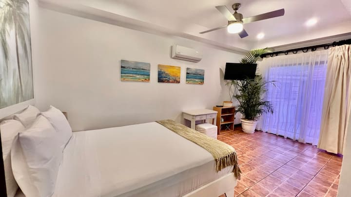 1. Dormitorio con cama tamaño queen/1. Cuarto con cama queen.