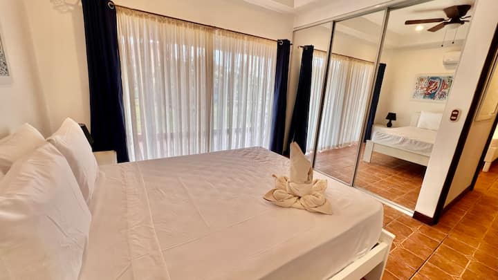 Dormitorio con cama tamaño queen/ Cuarto con cama queen.