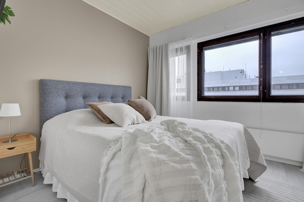 [MASTER BEDROOM] Furahia kitanda kizuri cha ukubwa wa malkia na mazingira ya utulivu yenye mapazia ya kuzima.