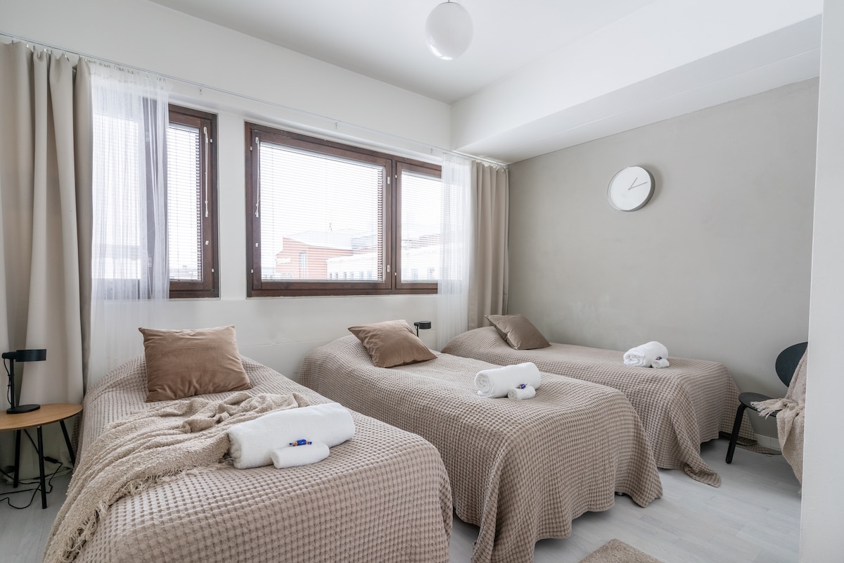 CHUMBA CHA KULALA #2 Chumba hiki kina vitanda vitatu vya starehe vya mtu mmoja. Sofa ya sebule pia inaweza kuongezeka mara mbili kama kitanda kwa watu 1-2 ikiwa inahitajika.