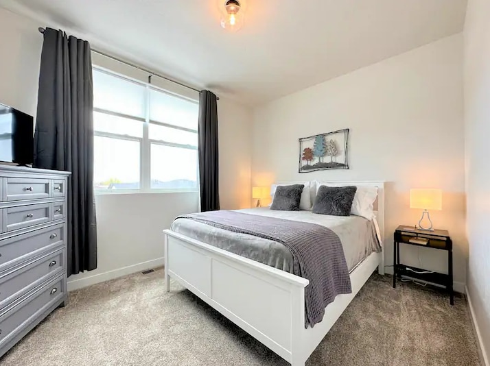 Dormitorio con una vista espectacular, 
un vestidor, TV y armario también forman parte de esta habitación.