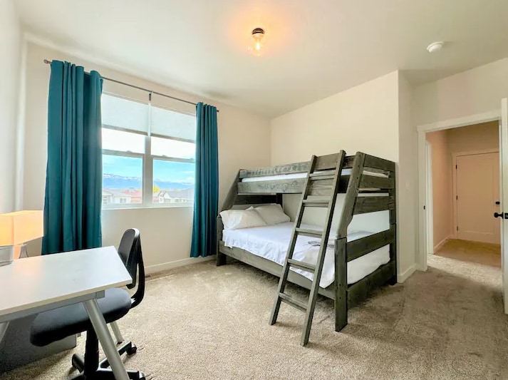 Dormitorio con una litera y excelentes vistas a los Bookcliffs.