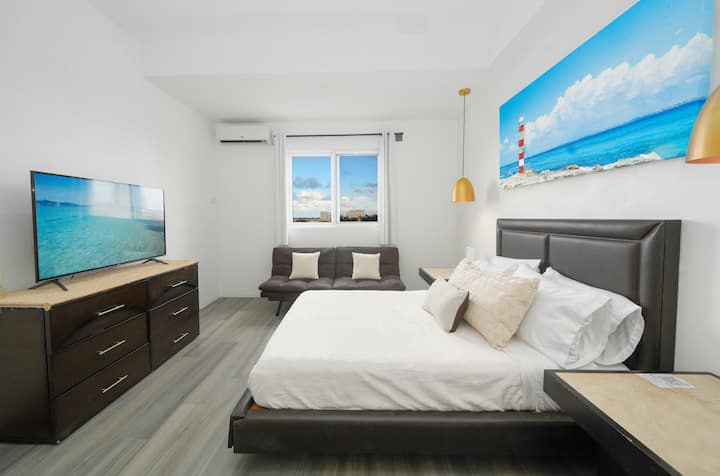 Druhá spálňa s úžasným výhľadom, posteľ pre 2 osoby, rozkladacia pohovka pre 2 osoby a 50-palcová televízia so službou Netflix, Disney a Prime video 