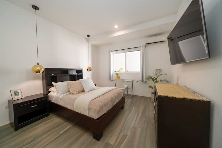 Izba s manželskou posteľou, veľkým šatníkom, písacím stolom, inteligentnou televíziou a klimatizáciou 