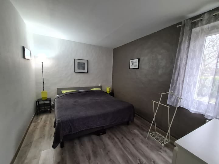 Soveværelse 1 i stueetagen (1 kingsize-seng 180 cm eller 2 små senge 90 cm)