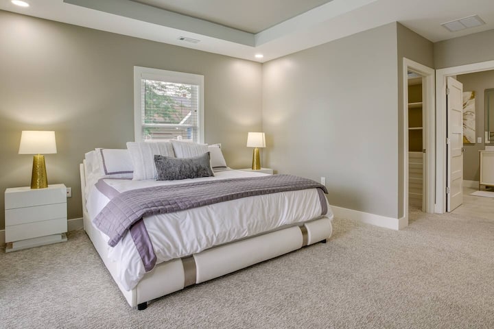 להתפנק ביוקרה עם מצעים מפוארים בחדר השינה הראשי. חלומות מתוקים מחכים לכם! ️ #SleepInStyle