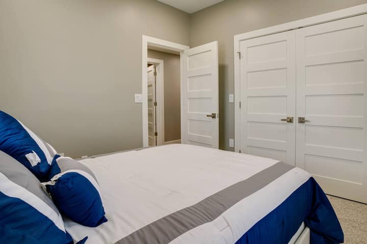 לגלות את הקסם של חדר שינה מס '2 – מקום מפלט נעים עם נגיעות עיצוב מתחשבות. ✨ #StyleMeetsComfort