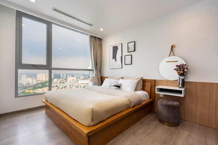 חדר שינה [ 3 ]
- עם מיטת קינג סייז
- יש נוף של ציון דרך 81 ונהר סייגון הרומנטי.
- ארון בגדים גדול
- שולחן הלבשה
- מנורת לילה
