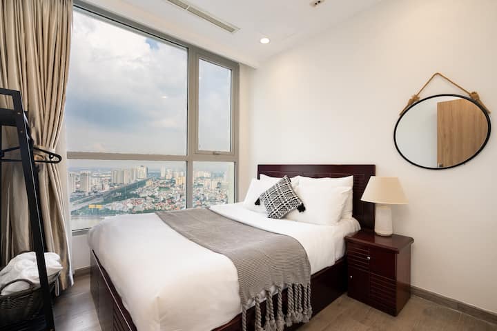 חדר שינה  [ 2 ]
- עם מיטה בגודל בינוני 160x200
- יש נוף של ציון דרך 81 ונהר סייגון הרומנטי.
- מדפים וארון בגדים
- מנורת לילה
