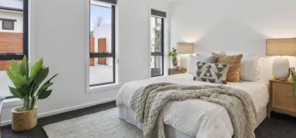 Secure Dog Yard – Executive Home WiFi 80″SMART TV gallery image 5