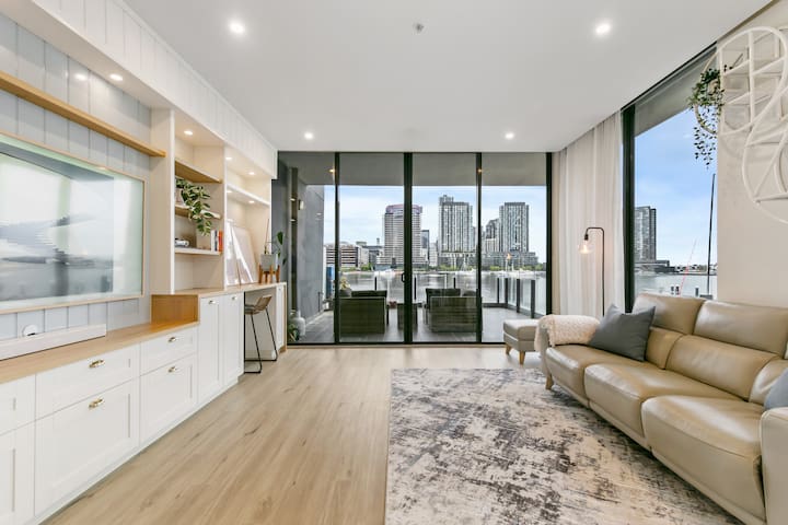 *Luxury 3bedroom 2.5bath 2 carparks harbour views*
