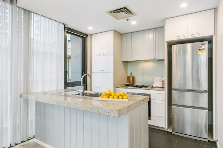 *Luxury 3bedroom 2.5bath 2 carparks harbour views* gallery image 3