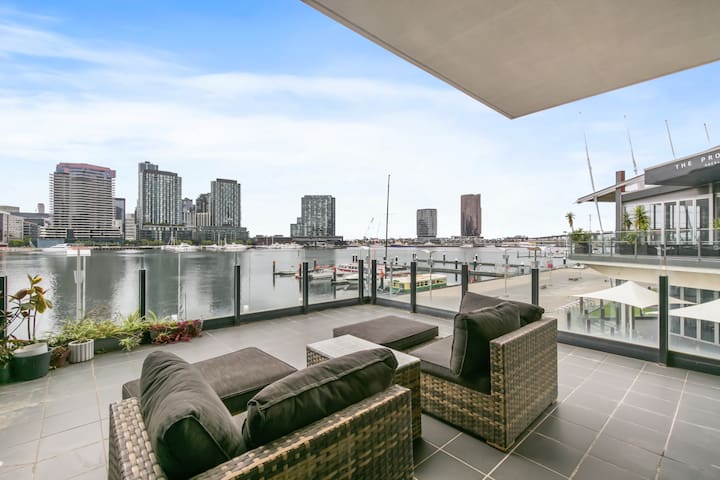 *Luxury 3bedroom 2.5bath 2 carparks harbour views*
