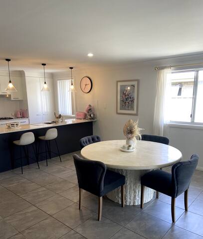 Spacious Emerald Beach House gallery image 3