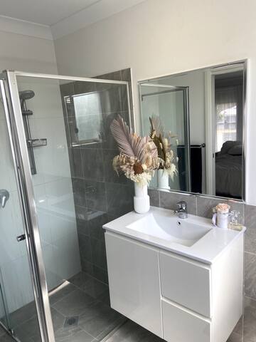 Spacious Emerald Beach House gallery image 5