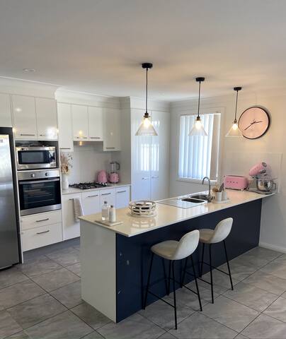 Spacious Emerald Beach House gallery image 2