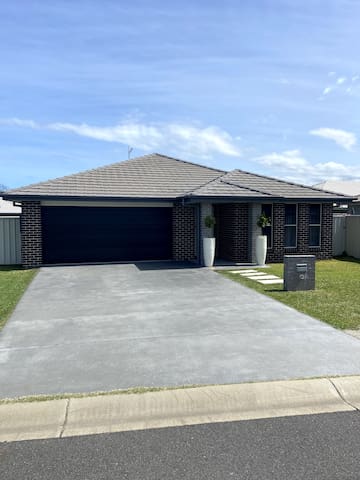 Spacious Emerald Beach House