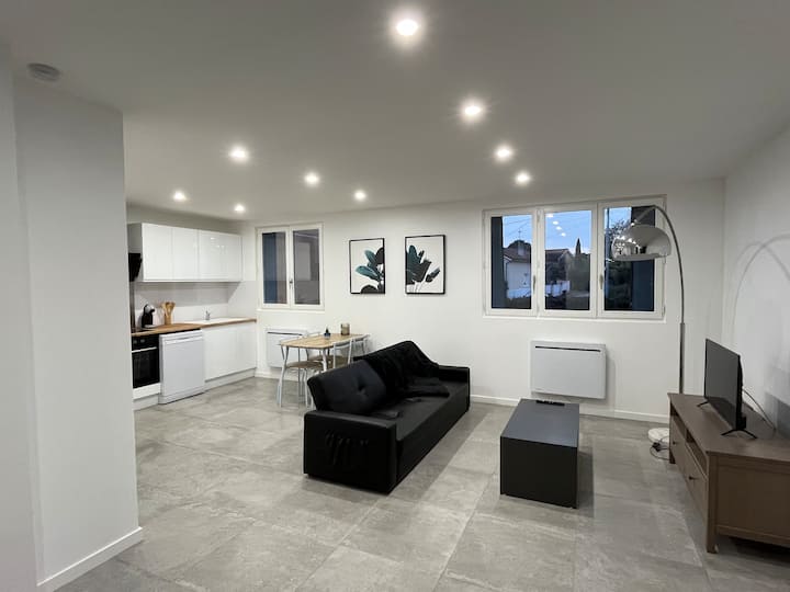 Appartement à 4 Min Du Métro - 2 Chambres - Saint-Genis-Laval