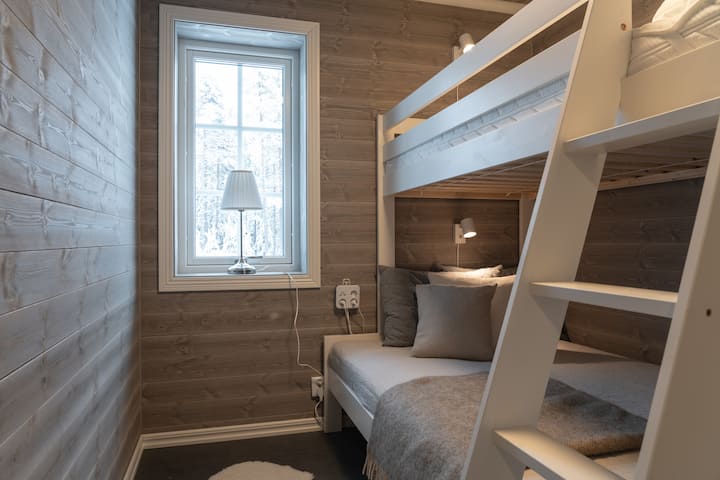 Ett till sovrum med våningssäng