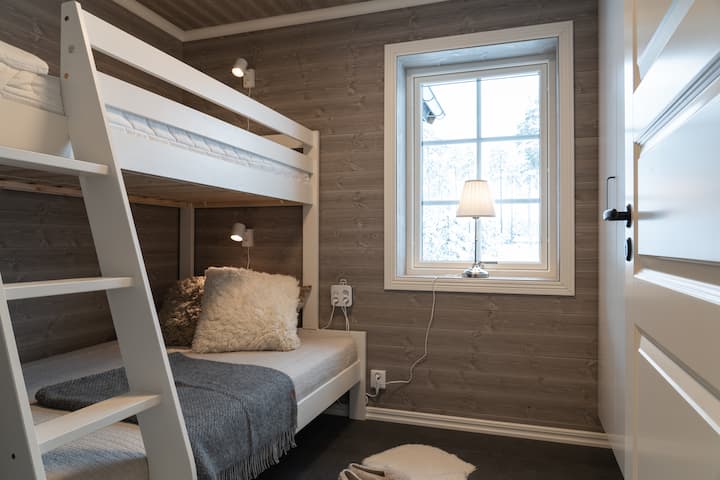 Våningssäng med bred säng i nedre slafen