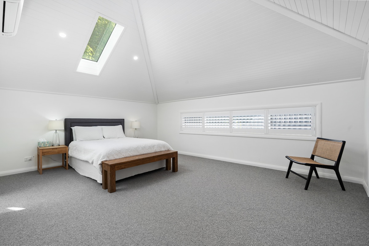 Queensize slaapkamer met dakraam om naar de sterren te kijken!