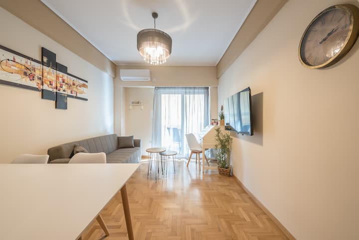 Situado en el corazón de Atenas, este apartamento ofrece fácil acceso al metro, bulliciosos restaurantes y bares, y tiendas convenientes para todas tus necesidades.
