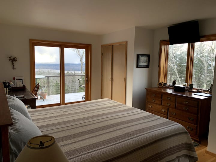 جناح بغرفة نوم تضم سرير كينج.