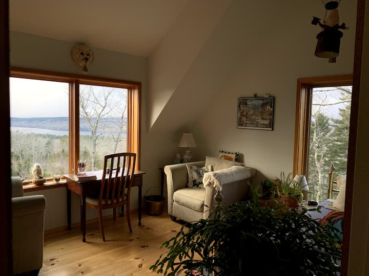 غرفة نوم تضم سريرين صغيرين