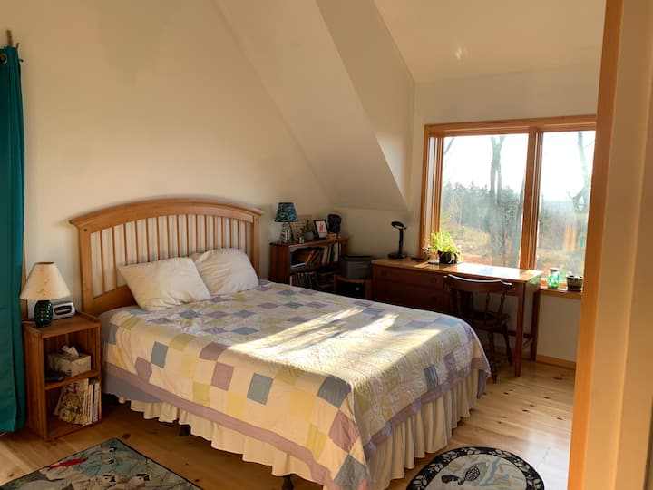 غرفة نوم تضم سرير كوين وخزانة ملابس كبيرة وإطلالة رائعة!