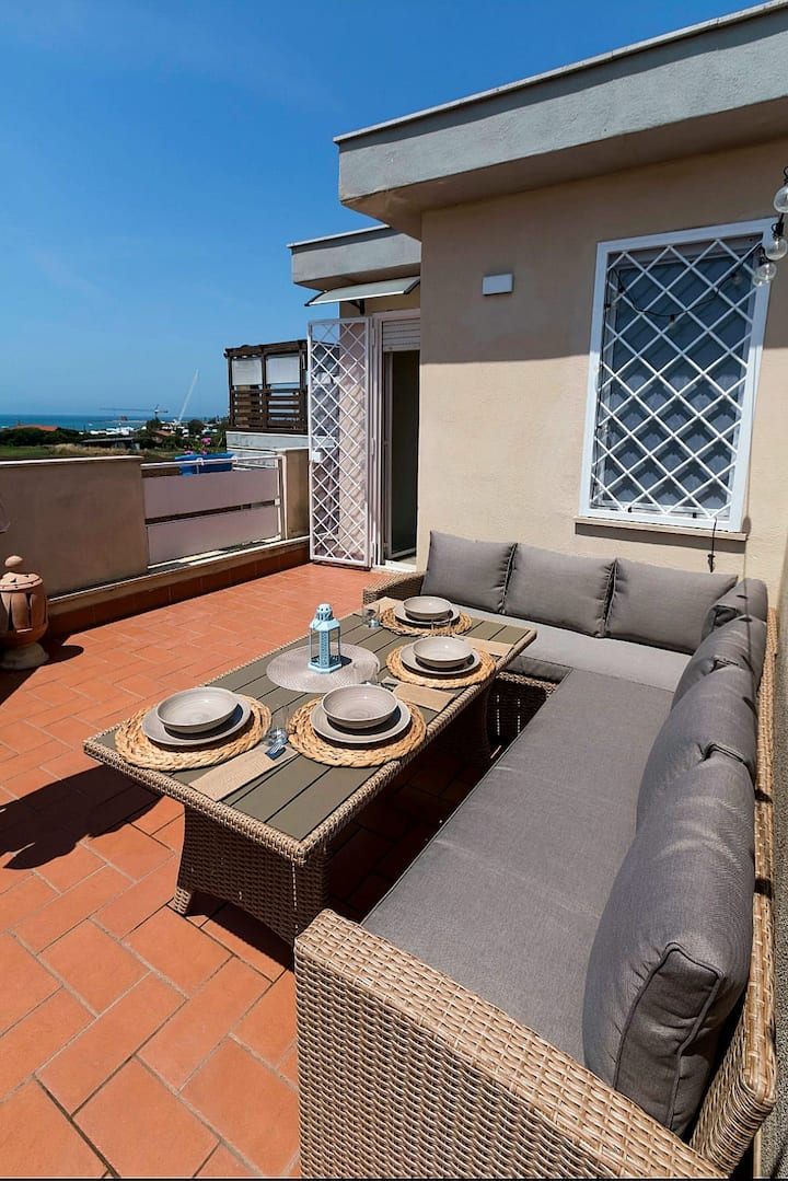 Sea view penthouse near Rome and airport